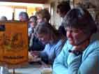 Kaffee und Kuchen bei Ute, vorne von rechts Inge, Regina, Silvia mit Pitschdabberwimpel