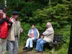 Anneliese und Franz auf "ihrer" Bank , links Berthold und Alwin