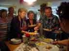 Marga, Berthold, Silvia, Gabi und Ede am Buffet