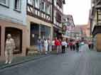 Die Gruppe läuft durch die Straßen der Altstadt. Vorne Gustel Beyer,  Inge Kultau, Marlene, Volkhard u.a.