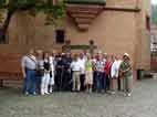 Gruppenbild vor dem überdimensionierten Rathausstuhl.