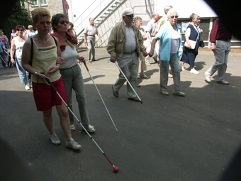 Silvia, Adele, Herr Lewerth mit Blindenstock