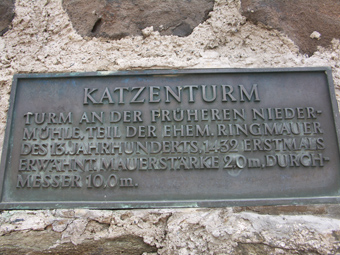 Schild am Katzenturm: Turm an der früheren Niedermühle, Teil der ehemaligen Ringmauer des 13.Jh. 