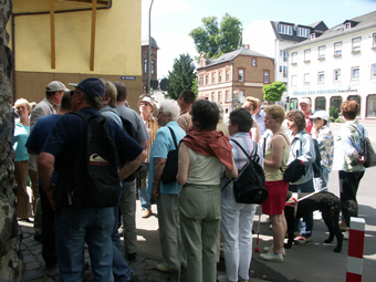 die Gruppe vor dem Katzenturm