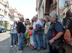 die Gruppe hört den Ausführungen von Herrn Gillot zu. Von links Regina, Herr Gillot, Silvia,  Reingard, Wilfried, Marlene, Josef