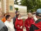 beim Zuhören: Frau Spangenberg, Friedrich mit Adele, Silvia, Maria