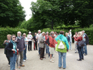 die ganze Gruppe im Rondell lauscht den Ausführungen von Frau Christ.