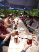 am Biertisch, auf dem Tisch gefüllte Bierkrüge