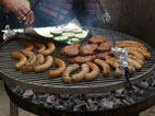 Würstchen und Steaks auf dem Grill