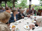 bei Kaffee und Kuchen:  Therese, Regina, das Ehepaar Reußwig, Habu