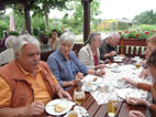 bei Kaffee und Kuchen: Josef, Ingrid M., Marlene, Volkhard