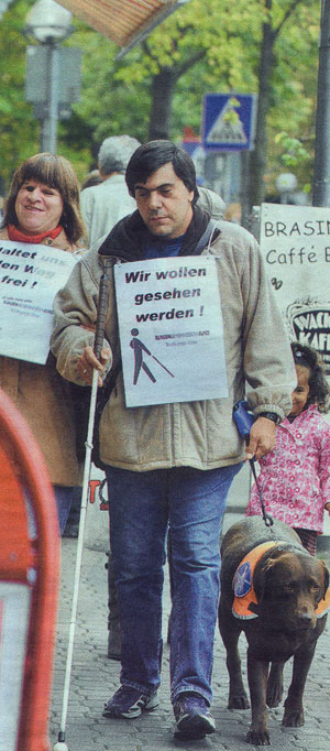 Birgit und Manuel mit Hund in der Hanauer Innenstadt
