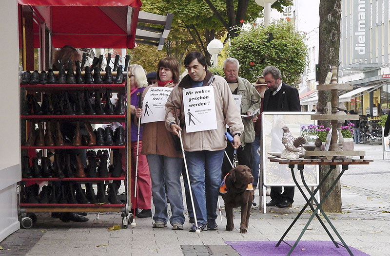 Birgit und Manuel in der Fu&szlig;g&auml;ngerzone mit Bildunterschrift