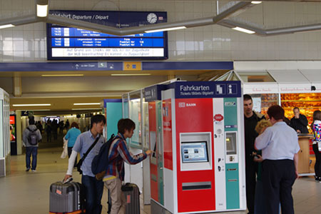 Fahrscheinautomaten in der Mitte der Eingangshalle