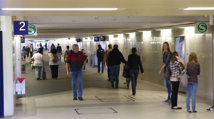 Blick in den Tunnel, der zu den Gleisen f&uuml;hrt