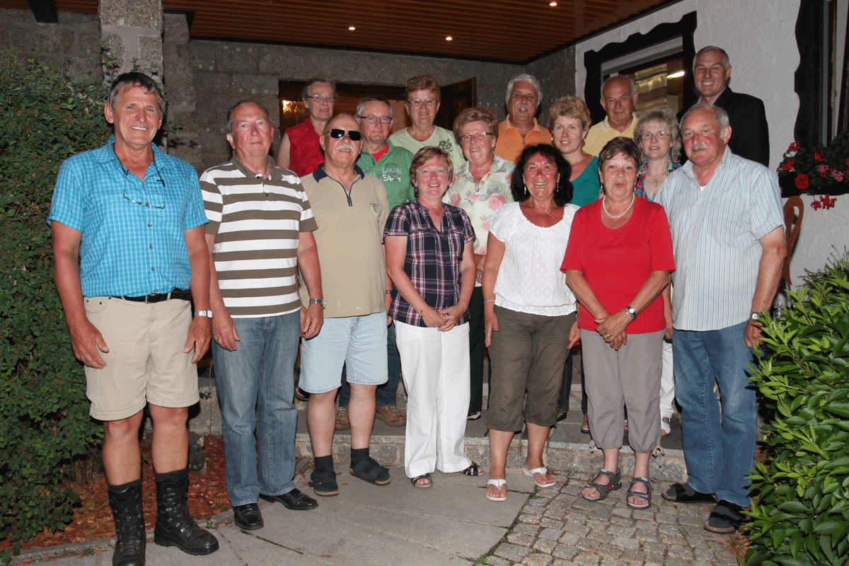 die Wandergruppe vor Utes Pension mit Manfred Janker und Ute