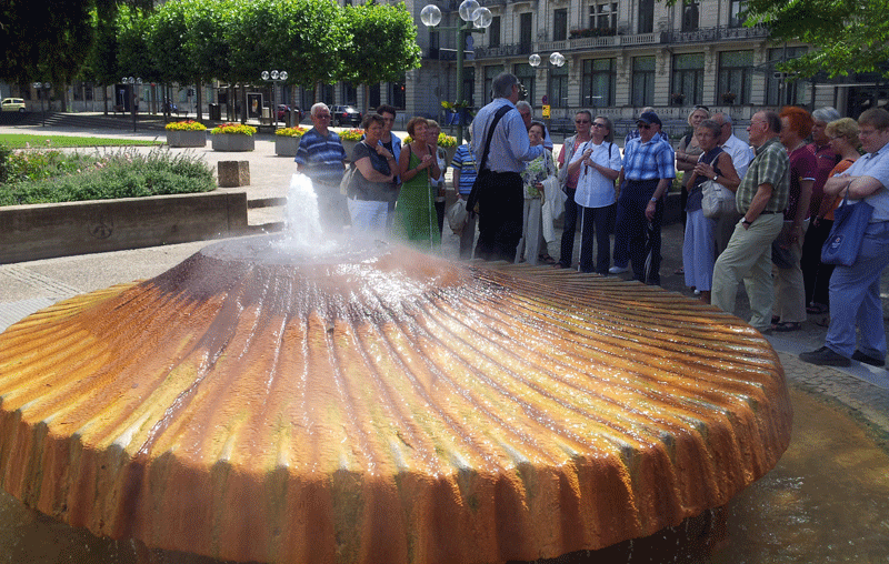 die Ausfl&uuml;gler des Hanauer Blindenvereins am Wiesbadener Kochbrunnen.