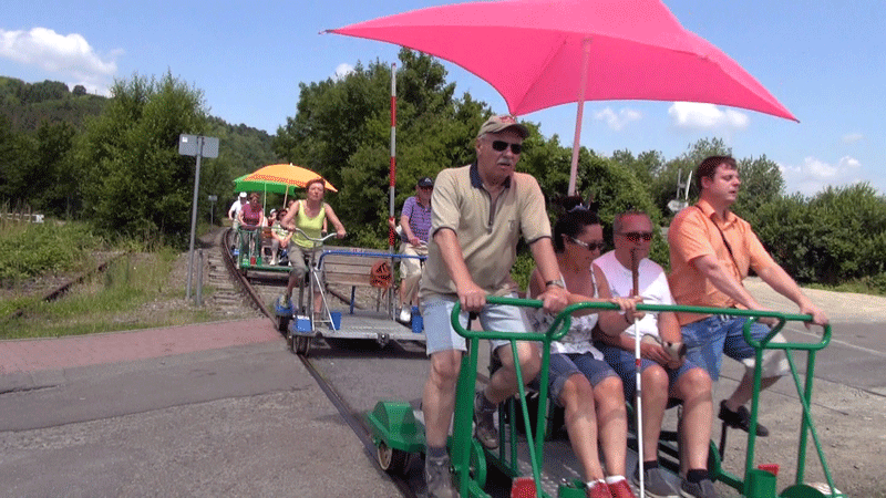 auf der Draisine vorne Heinrich, Reingard, Klaus, Vasil, dahinter Margit u.a.