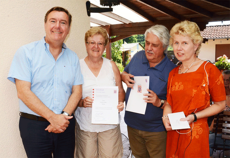 OB Kaminski, Brigitte und Josef Ender mit Ehrenbrief in den H&auml;nden, Silvia Sch&auml;fer