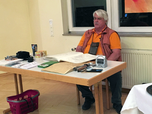 Josef Ender an einem Tisch mit Blindenhilfsmitteln