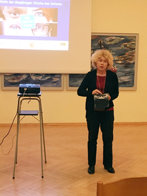 Silvia Sch&auml;fer beim Vortrag