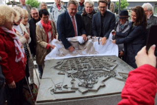 OB Kaminsky beim enth&uuml;llen des Modells