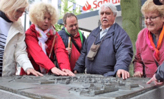 Regina, Silvia, Marc, Josef und Brigitte am Modell