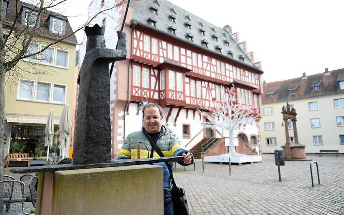 Marc-Eric auf dem Altst&auml;dter Markt an der Skulptur, im Hintergrund das Goldschmiedehaus