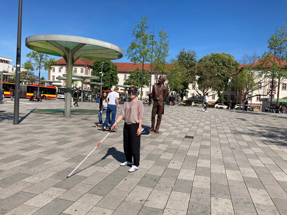 auf dem Freiheitsplatz, Frau Augen verbunden mit Stock 