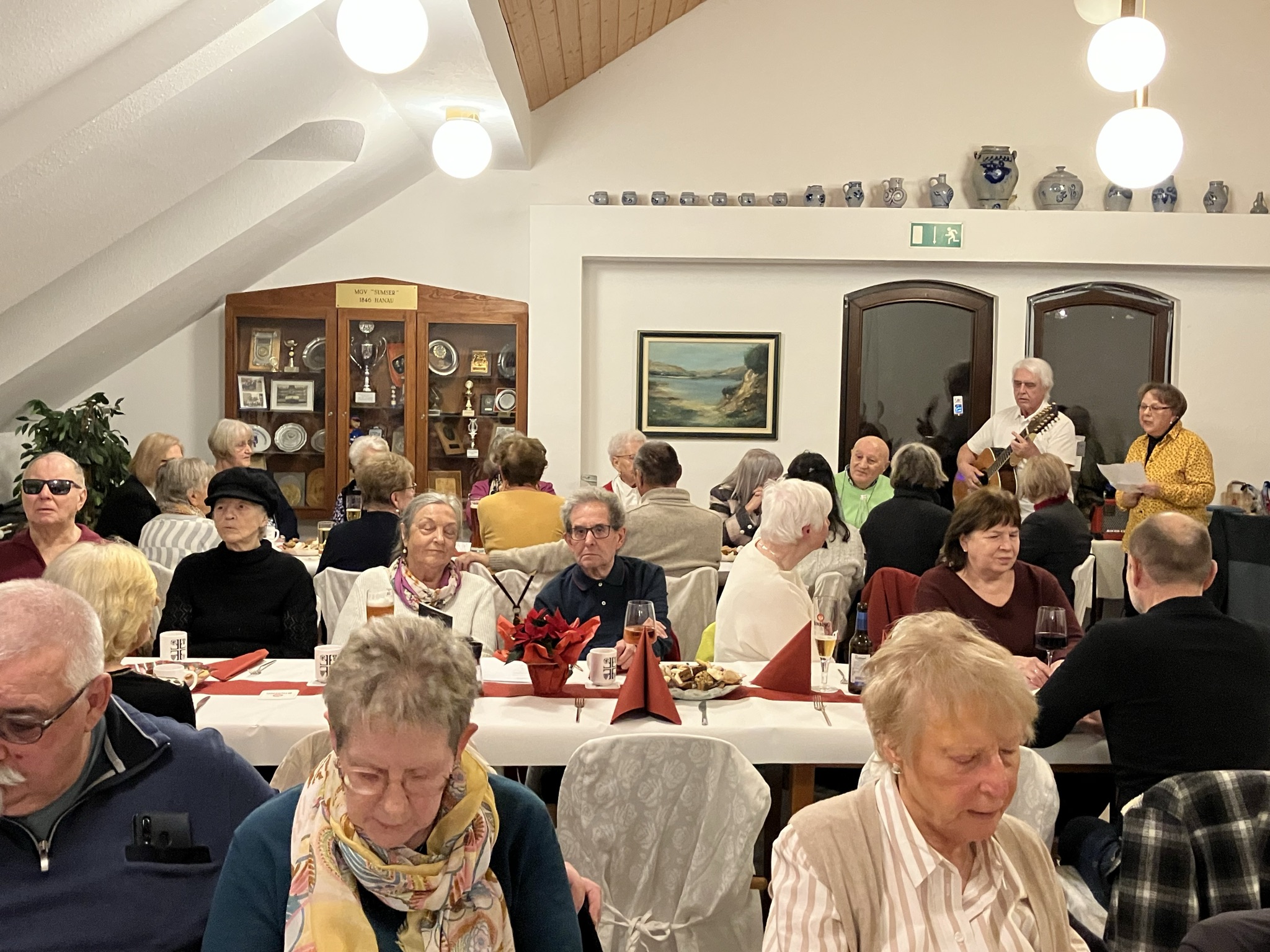 Mitglieder der Bezirksgruppe Hanau bei der Weihnachtsfeier. Links im Bild steht der "Bischof St. Nikolaus".