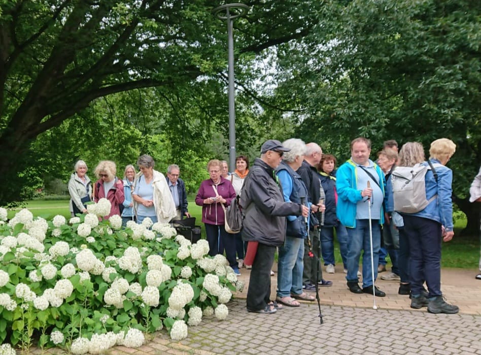 Ein Gruppenfoto von den Mitgliedern der Reise in einem Park