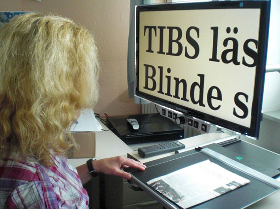 Silvia vor dem Bildschirmlesegr&auml;t "Visio"