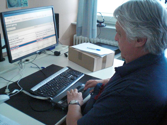 Josef mit der Braillezeile am Computer