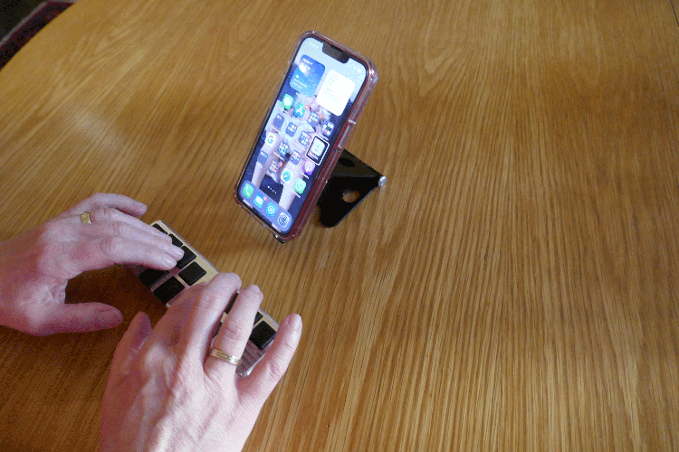 iPhone Hände auf dem MyKey davor
