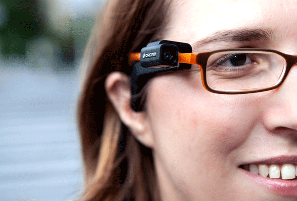 Nahaufnahme: weibliche Gesichtshaelfte mit Orcam an der Brillenfassung