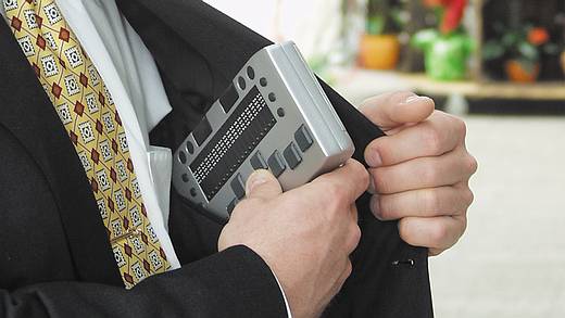 Pronto wird in die Brusttasche einer Jacke gesteckt