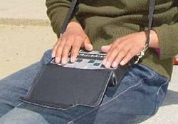 H&auml;nde auf der Brailletastatur